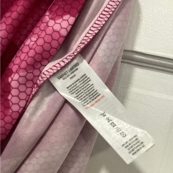 JET BLACK/PINK 3/4 JUST STRONG CAPRI AND PINK CAMOUFLAGE SHIRT, XL WORKOUT SET - Picture 10 of 12